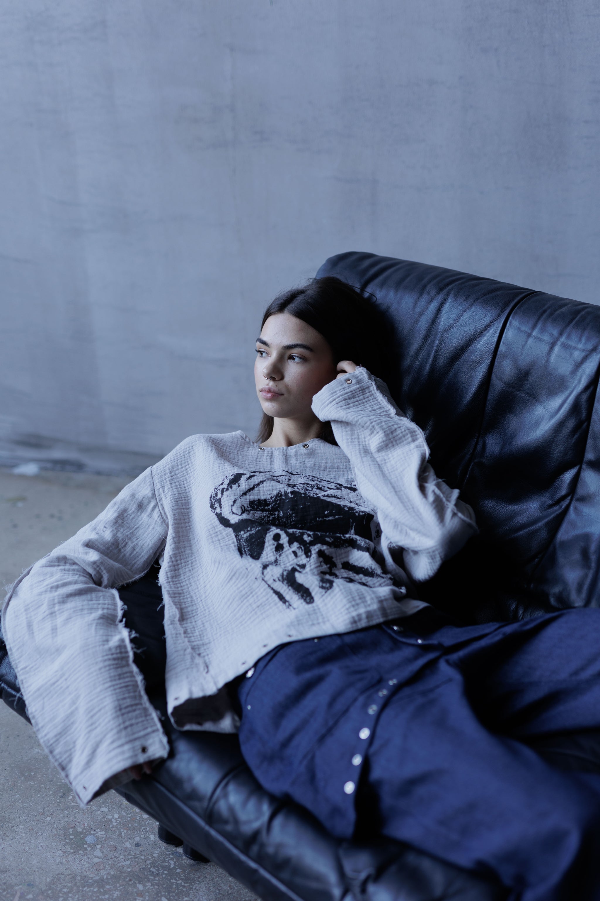 “Pernicious” muslin distressed sweater (Grey)